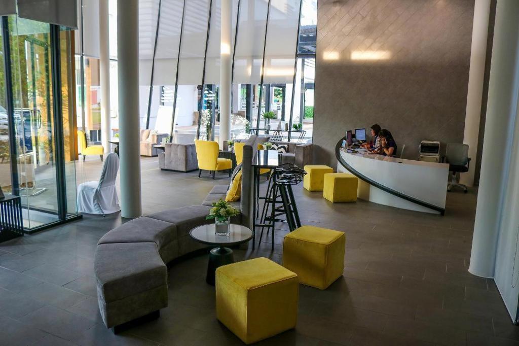 Dluxx Thammasat Hotel Pathumthani Kültér fotó
